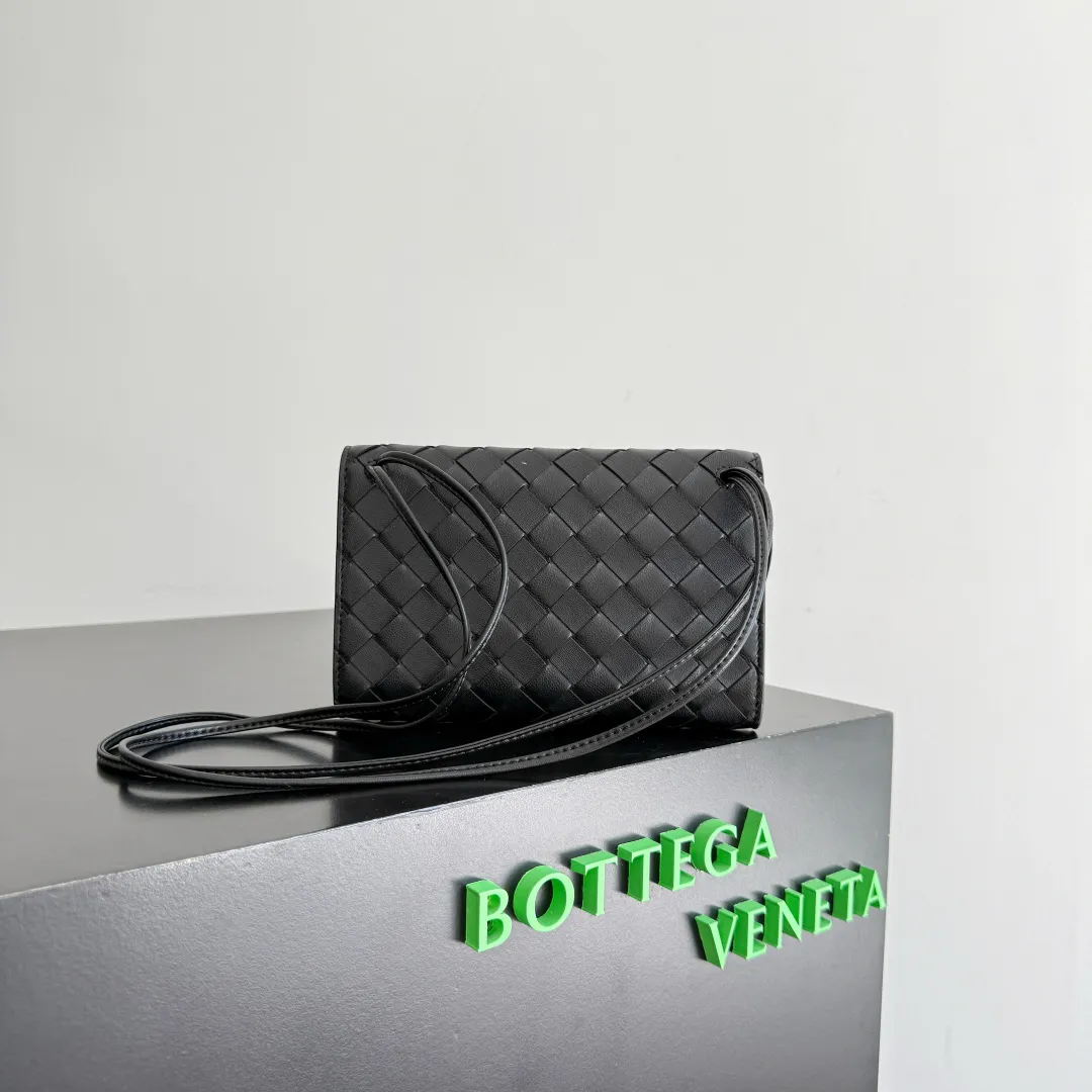 Batch 1560 Bottega Veneta 2025 early autumn series Andiamo handbag, a really good bag, mini crossbody bag, classic woven leather clutch, metallic button and rope closure, simple but not simple, elegant texture, elegant weaving attitude. Style number: 836940 Color: black Size: 19*12.6*2cm